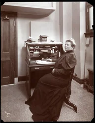 Porträt einer unbekannten Frau an einem Schreibtisch in einem Büro in New York, 1904